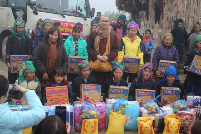 Sư thầy Th&iacute;ch Minh Tr&iacute; trong chuyến tặng qu&agrave; c&aacute;c đồng b&agrave;o v&ugrave;ng cao.