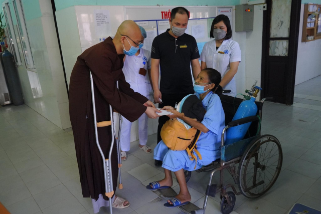 H&igrave;nh ảnh sư thầy d&ugrave; chỉ c&ograve;n một ch&acirc;n, mang trong m&igrave;nh căn bệnh hiểm ngh&egrave;o nhưng vẫn lu&ocirc;n kh&aacute;t khao l&agrave;m nhiều việc thiện, l&agrave;m đẹp cho đời.