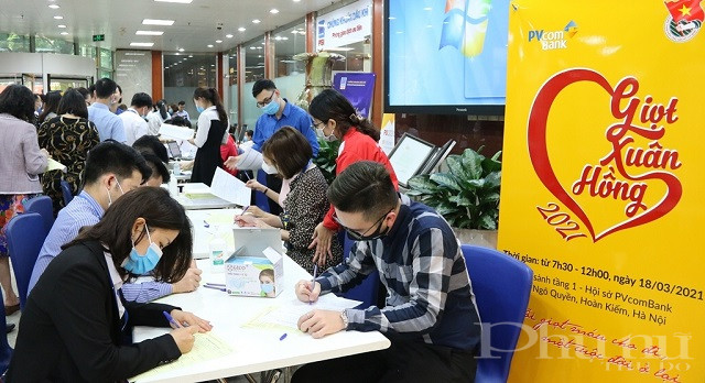 Người lao động PVcomBank tham gia hiến máu nhân đạo tại Hà Nội.