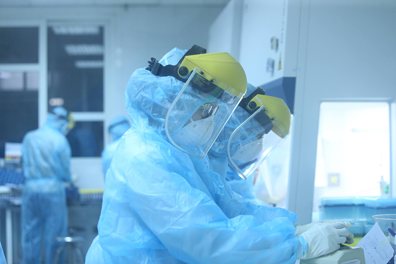 Khi phát hiện trường hợp F0 là học sinh phải đánh giá nhanh triệu chứng để quyết định phương án điều trị, cách ly phù hợp - ảnh 1