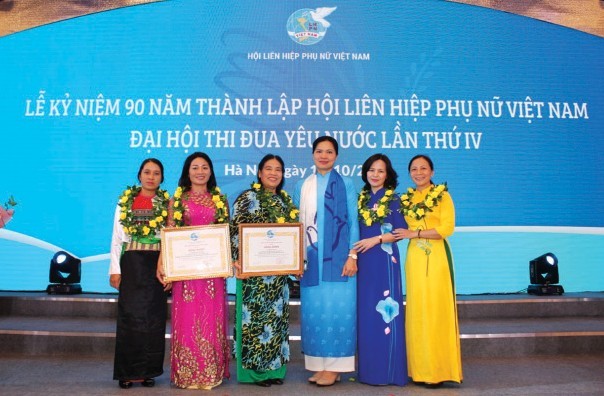 Chị Nguyễn Thị Thanh Tâm - Nguyên Chủ tịch Hội LHPN huyện Đông Anh (thứ 2 từ phải sang) tham dự Đại hội thi đua yêu nước lần thứ IV do Hội LHPN Việt Nam tổ chức tháng 10/2020.