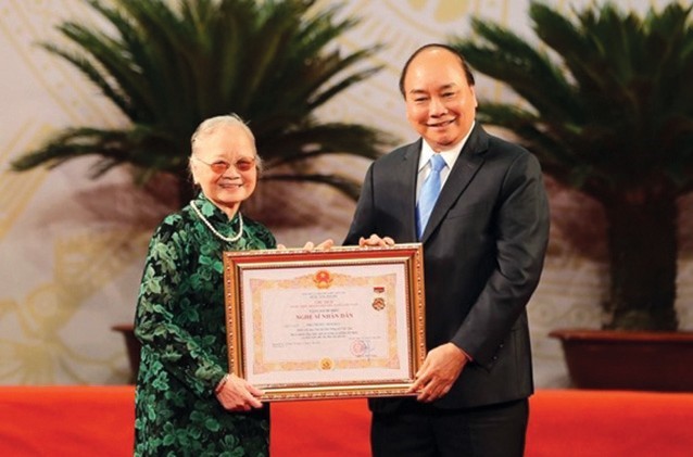 Bà Phó Thị Kim Đức nhận danh hiệu NSND do Thủ tướng Nguyễn Xuân Phúc trao tặng năm 2019.