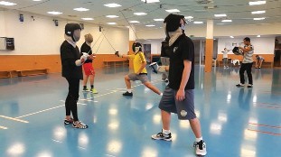 VĐV Lệ Dung đang tập luyện với Huấn luyện viên và đồng nghiệp.