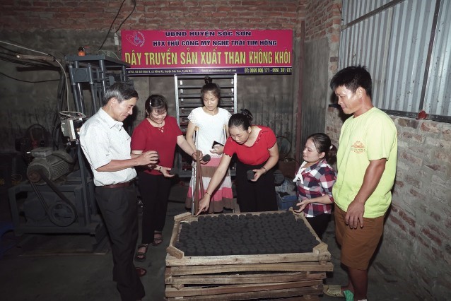 Chị Đinh Thị Quỳnh Nga kiểm tra sản phẩm than kh&ocirc;ng kh&oacute;i.