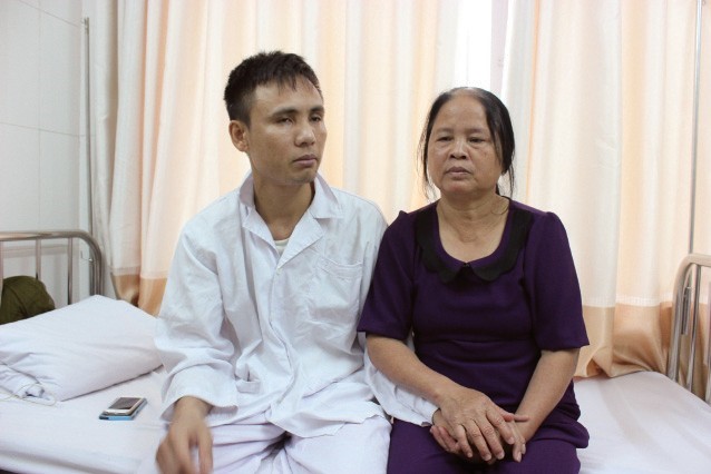 Bà Ngần coi anh Tiến - người nhận tim của con bà như con đẻ của mình.