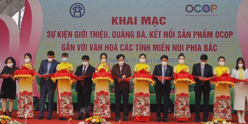 Các đại biểu cắt băng khai mạc sự kiện