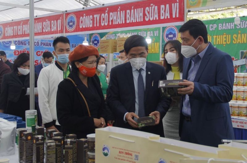 Các đại biểu tham quan gian hàng