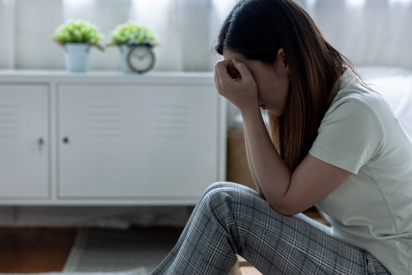 Bạo lực tinh thần g&acirc;y ra tổn thương nghi&ecirc;m trọng như bạo lực thể chất