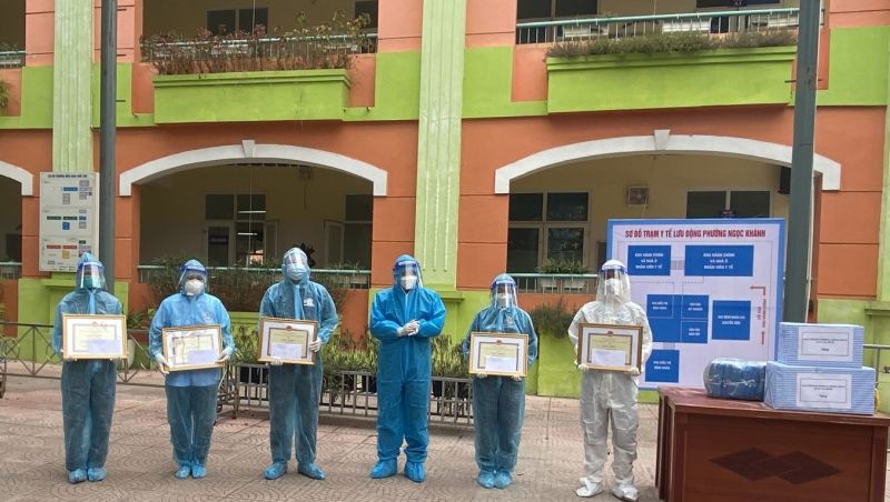 &Ocirc;ng Tạ Văn Chiến, Chủ tịch UBND quận Ba Đ&igrave;nh trao Giấy khen cho c&aacute;c c&aacute; nh&acirc;n tại Trạm Y tế lưu động phường Ngọc Kh&aacute;nh.