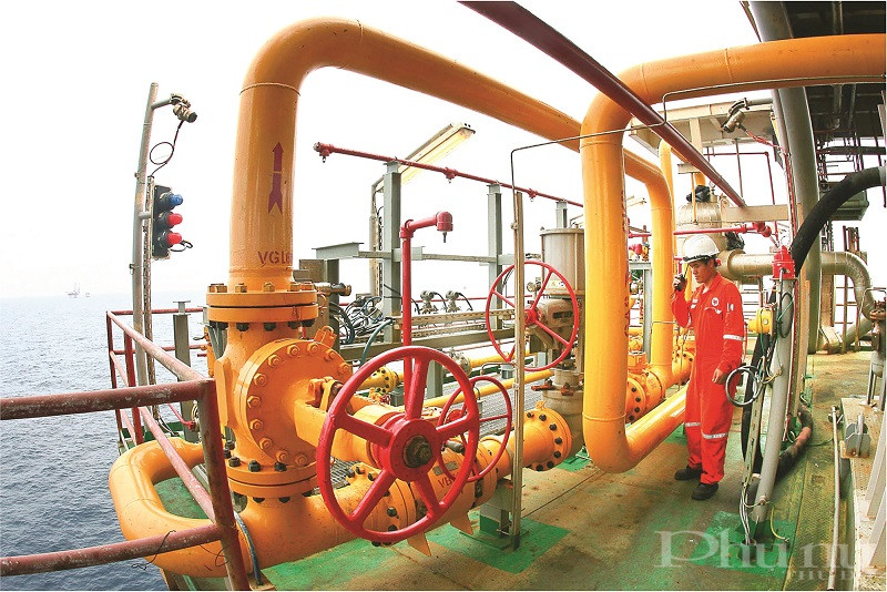 Người lao động dầu khí làm việc trên giàn khoan mỏ Bạch Hổ.