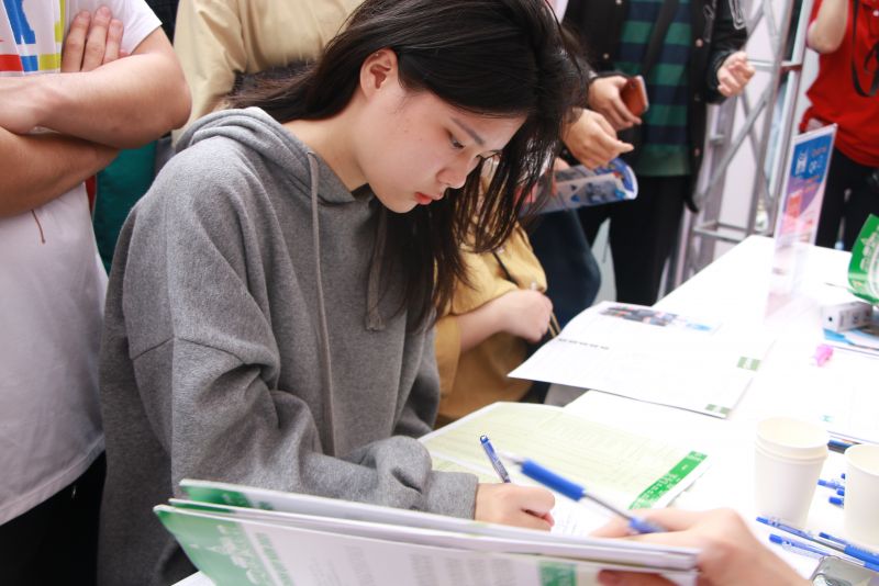 Thí sinh tìm hiểu thông tin tuyển sinh của các trường ĐH