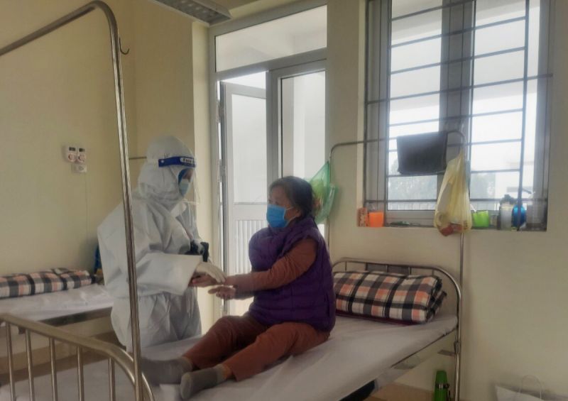 Nhân lực tại Trạm y tế lưu động số 1 huyện Hoài Đức được phân công theo từng đợt, mỗi đợt gồm 2 bác sĩ và 3 điều dưỡng