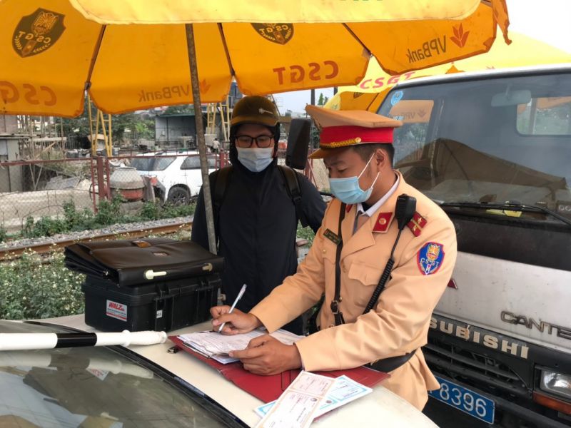 Cán bộ Đội CSGT Đường bộ số 8 lập biên bản xử lý vi phạm Cán bộ Đội CSGT Đường bộ số 8 lập biên bản xử lý vi phạm