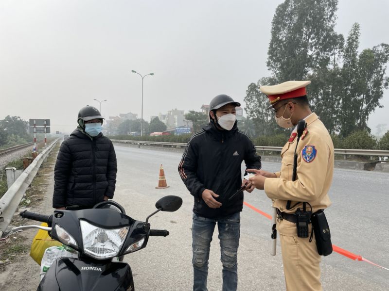 Cán bộ Đội CSGT Đường bộ số 8 kiểm tra người tham gia giao thông sáng 15/12 Cán bộ Đội CSGT Đường bộ số 8 kiểm tra người tham gia giao thông sáng 15/12