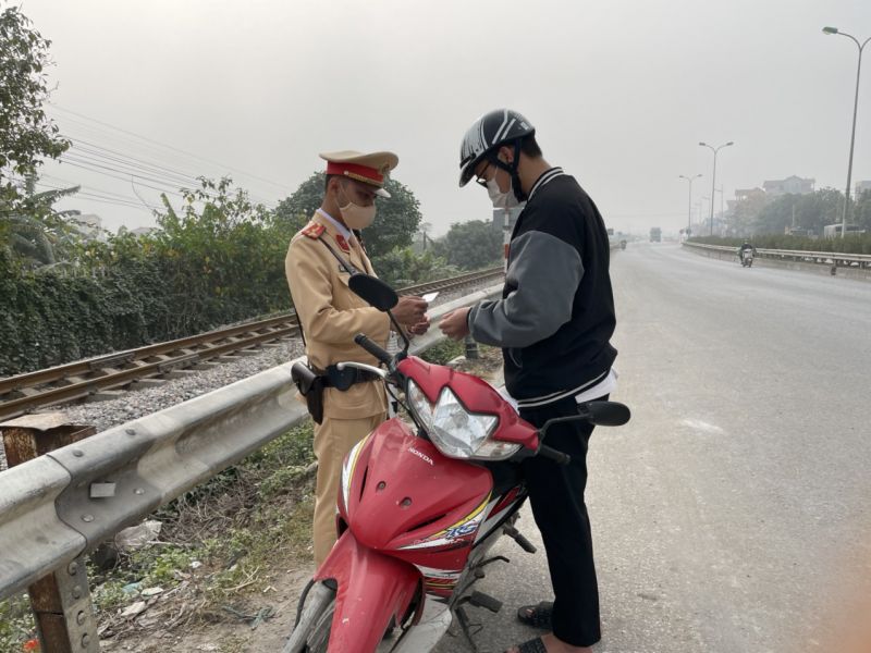 Cán bộ Đội CSGT Đường bộ số 8 kiểm tra người tham gia giao thông Cán bộ Đội CSGT Đường bộ số 8 kiểm tra người tham gia giao thông