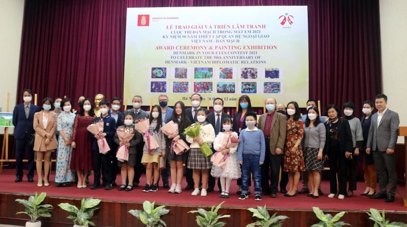 Các tác giả đoạt giải chụp ảnh cùng lãnh đạo và Ban tổ chức