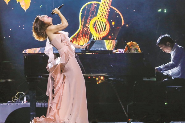 Ca sĩ Ngọc Anh h&aacute;t nhạc Ph&uacute; Quang