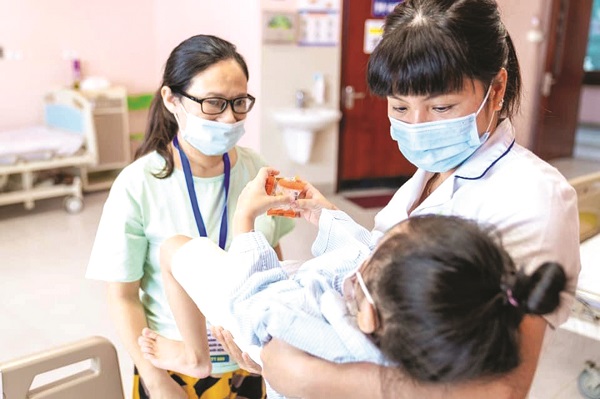 Bác sĩ bệnh viện Nhi Trung ương chăm sóc, điều trị cho trẻ trật khớp háng bẩm sinhẢnh: BVCC