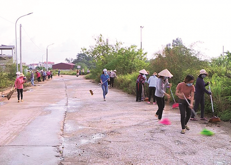Cán bộ, hội viên xã Tam Hiệp tham gia vệ sinh môi trường vào các ngày cuối tuần