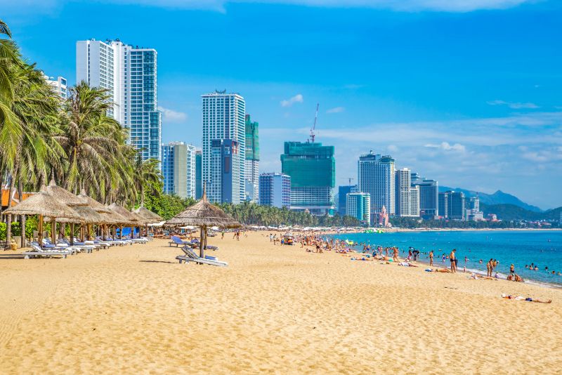 Nha Trang với đường bờ biển dài và nước biển trong xanh luôn thu hút đông đảo khách du lịch