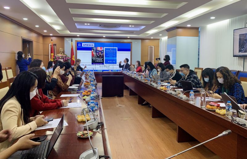 Các diễn giả, nhà báo tham dự buổi toạ đàm Các diễn giả, nhà báo tham dự buổi toạ đàm