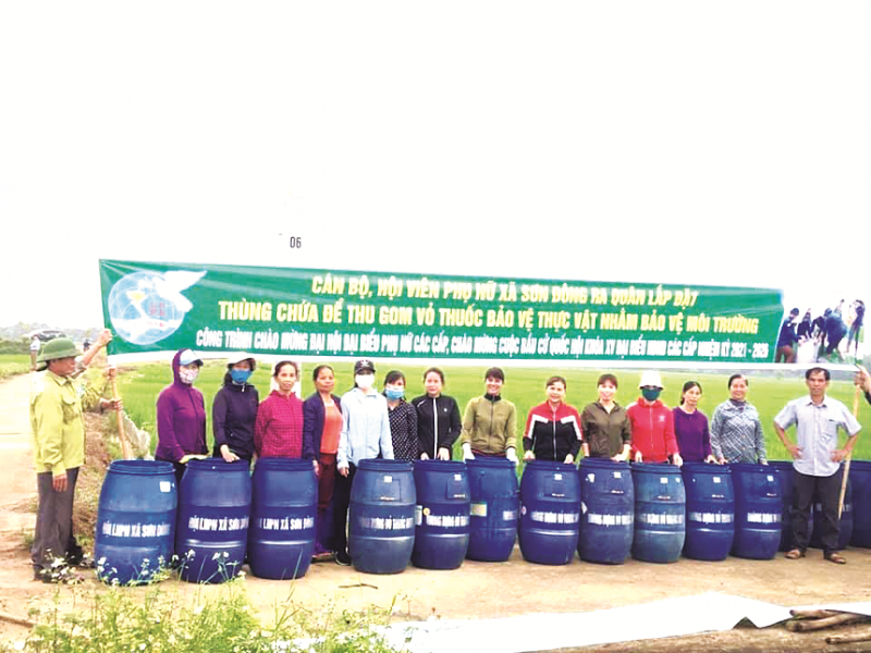 Phụ nữ Sơn Tây lắp đặt thùng chứa vỏ bao bì thực vật trêncác cánh đồng