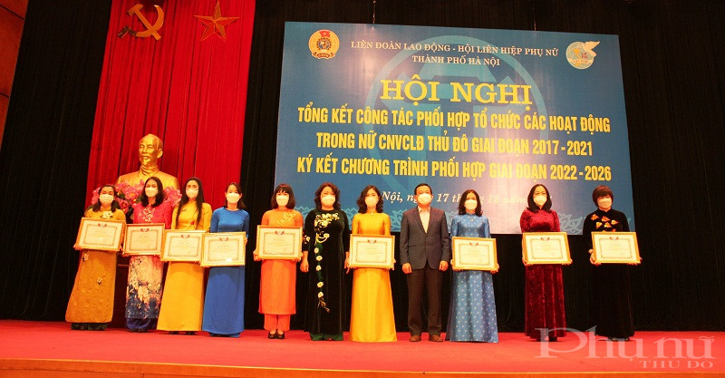 Đồng chí Trịnh Huy Thành, Phó Trưởng Ban dân vận Thành ủy Hà Nội ( thứ 4 từ phải sang) và đồng chí Nguyễn Thị Thu Thủy, Phó Chủ tịch Thường trực Hội LHPN Hà Nội ( thứ 6 từ phải sang) trao Bằng khen cho các tập thể LĐLĐ TP Hà Nội vì có thành tích xuất sắc giai đoạn 2017- 2021