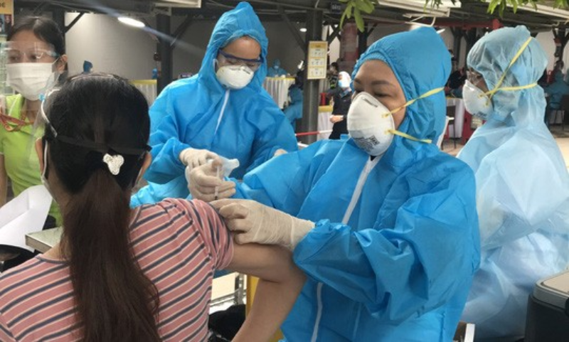 Bộ Y tế cũng yêu cầu các cơ sở y tế địa phương tổ chức tốt công tác tiêm tại nhà, cơ sở điều trị các bệnh nhân Covid-19, tránh tình trạng dồn lên các cơ sở y tế tuyến trên.