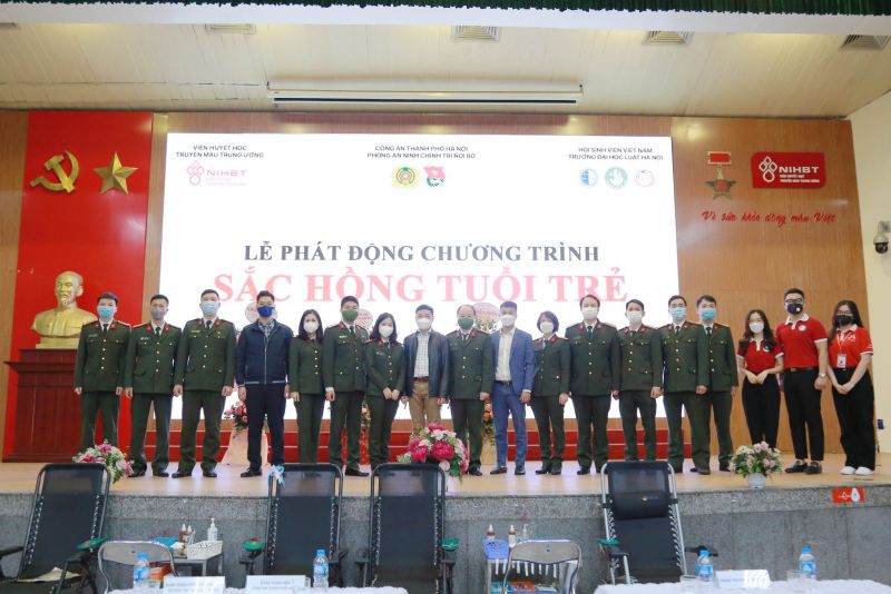 Chương trình hiến máu “Sắc hồng tuổi trẻ” thu hút hàng trăm công an và thanh niên nhiệt tình hưởng ứng - ảnh 1