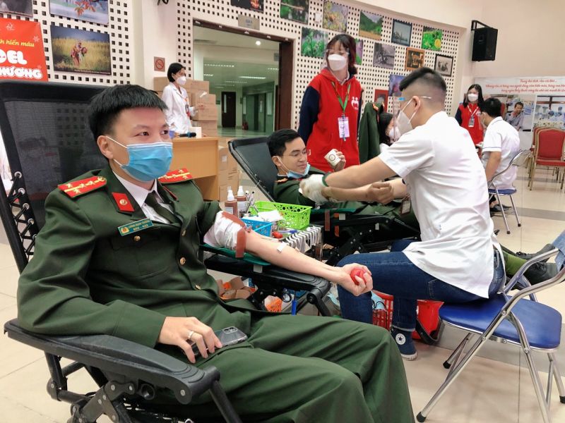 Chương trình hiến máu “Sắc hồng tuổi trẻ” thu hút hàng trăm công an và thanh niên nhiệt tình hưởng ứng - ảnh 5