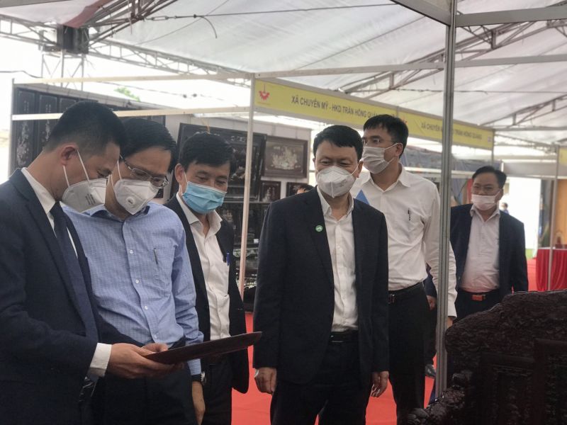 Các đại biểu tham quan gian hàng tại triển lãm