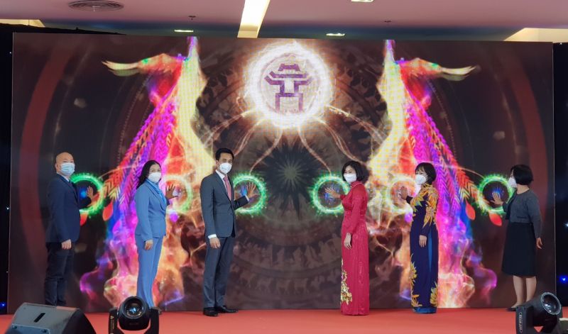 Các đại biểu ấn nút khai mạc hội chợ