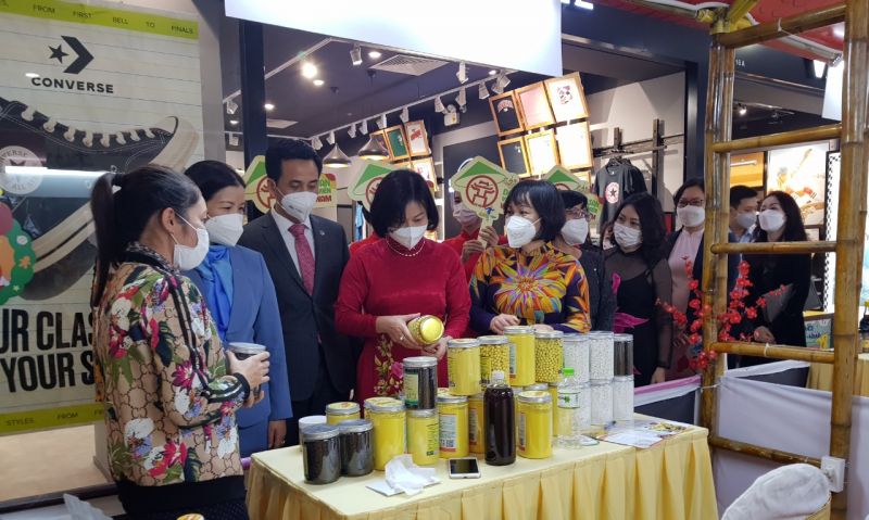 Các đại biểu tham quan các gian hàng tham gia hội chợ