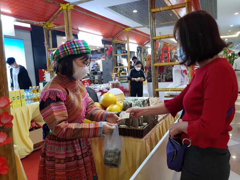 Người tiêu dùng tham quan và mua các sản phẩm đặc sản vùng miền