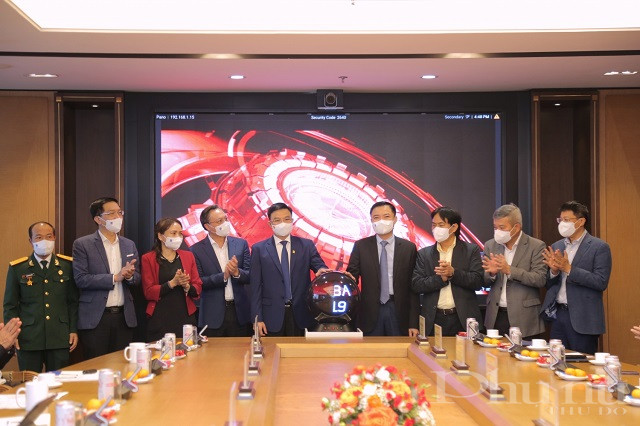 L&atilde;nh đạo Petrovietnam thực hiện nghi thức đ&oacute;n d&ograve;ng dầu đầu ti&ecirc;n từ mỏ BK-18A, BK-19, mỏ Bạch Hổ.