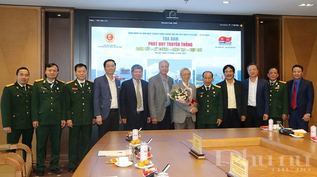 L&atilde;nh đạo Tập đo&agrave;n tặng h&oacute;a tri &acirc;n c&aacute;c đồng ch&iacute; nguy&ecirc;n l&atilde;nh đạo ng&agrave;nh Dầu kh&iacute; qua c&aacute;c thời kỳ.