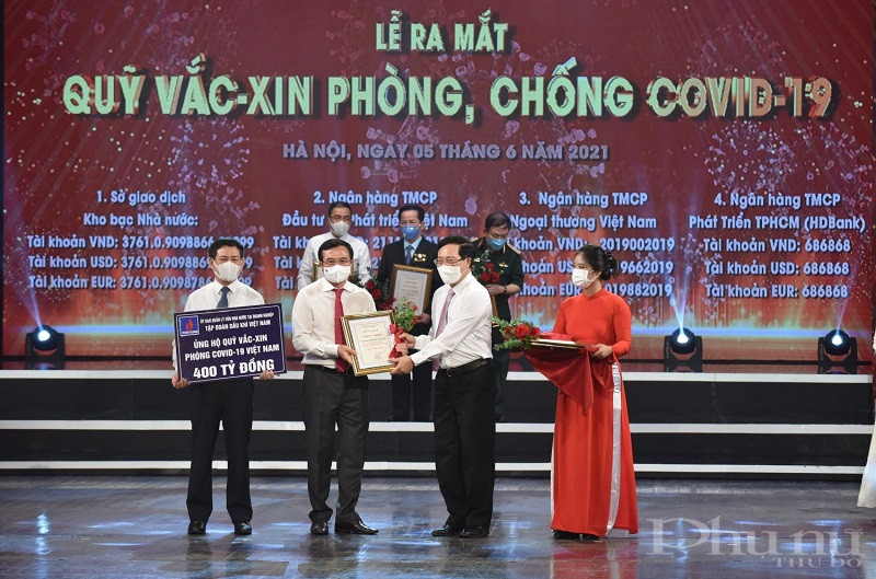 Chủ tịch HĐTV Hoàng Quốc Vượng trao số tiền ủng hộ 400 tỷ đồng cho Quỹ vắc xin phòng chống Covid-19.