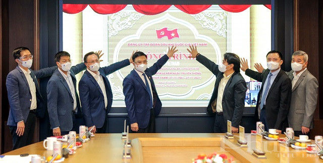 Lễ gắn biển c&ocirc;ng tr&igrave;nh dự &aacute;n x&acirc;y dựng gi&agrave;n đầu giếng BK-21.