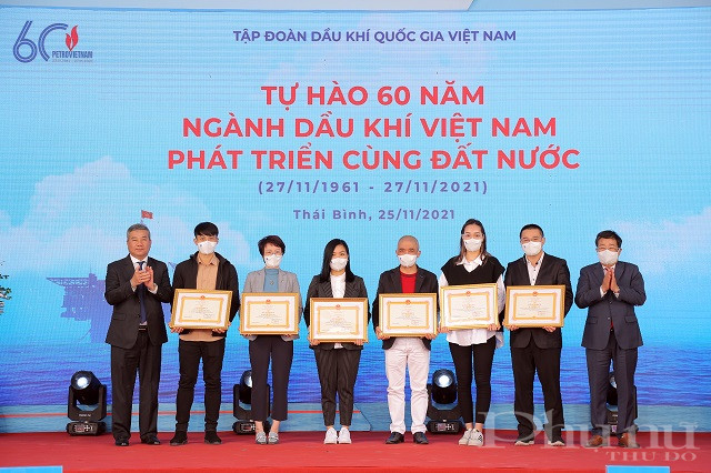 T&ocirc;n vinh những đ&oacute;ng g&oacute;p của c&aacute;c c&aacute; nh&acirc;n cho ng&agrave;nh Dầu kh&iacute; Việt Nam.