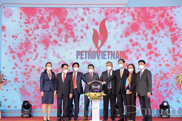 L&atilde;nh đạo Tập đo&agrave;n thực hiện nghi thức ra mắt bộ nhận diện thương hiệu Petrovietnam.