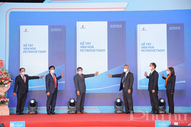 Ra mắt Sổ tay Văn h&oacute;a Petrovietnam.