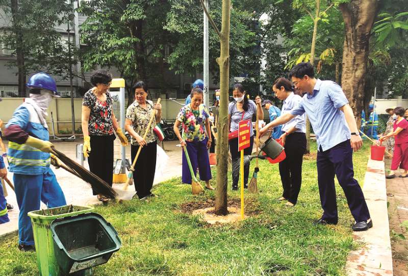 Các đại biểu lãnh đạo Quận và cơ sở tham gia trồng cây xanh trên cáctuyến đường do phụ nữ tự quản.
