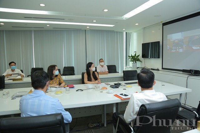 C&ocirc;ng đo&agrave;n Dầu kh&iacute; Việt Nam v&agrave; l&atilde;nh đạo PVEP thăm hỏi người lao động biệt ph&aacute;i tại Algieria.