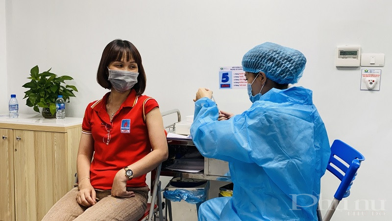 Chị Ng&ocirc; Thị Minh Xu&acirc;n - Ph&oacute; Trưởng ban Kế hoạch T&agrave;i ch&iacute;nh VPI ti&ecirc;m vắc xin Covid-19 tại Bệnh viện Nhi Trung ương.