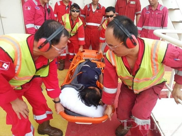 Người lao động Dầu kh&iacute; cứu hộ ngư d&acirc;n gặp nạn tr&ecirc;n biển.