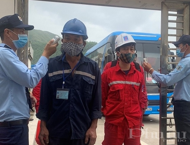 Kiểm tra th&acirc;n nhiệt c&aacute;n bộ, người lao động trước khi v&agrave;o nh&agrave; m&aacute;y điện.