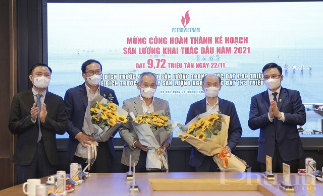 Mừng công hoàn thành kế hoạch sản lượng khai thác dầu năm 2021. Mừng công hoàn thành kế hoạch sản lượng khai thác dầu năm 2021.
