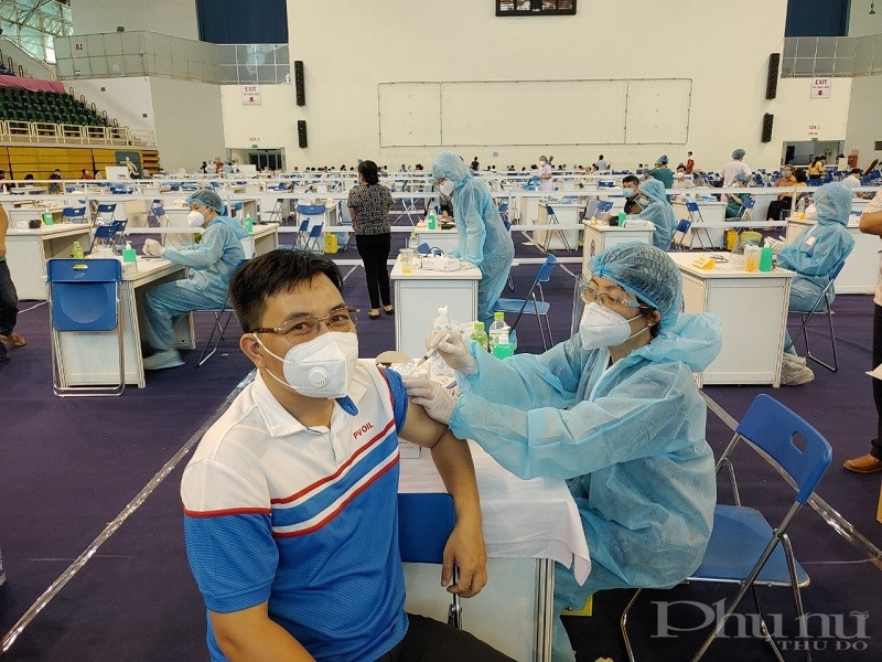 Người lao động PV Oil được ti&ecirc;m vắc xin ph&ograve;ng Covid-19.