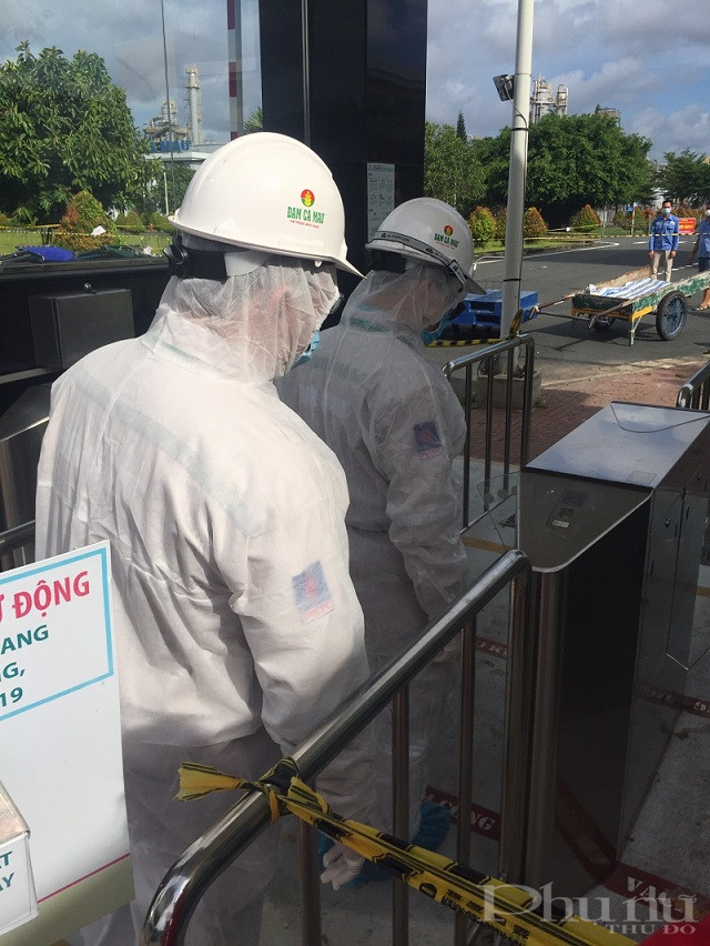 Người ra v&agrave;o Nh&agrave; m&aacute;y Đạm C&agrave; Mau được kiểm so&aacute;t chặt chẽ.