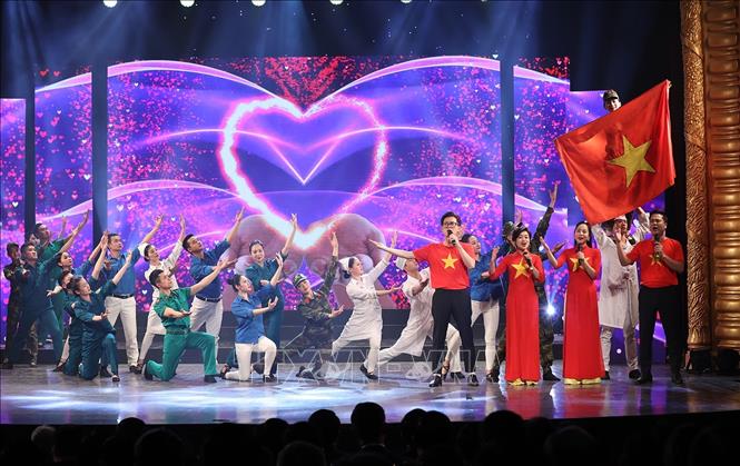 Biểu diễn văn nghệ tại chương trình nghệ thuật “Nghĩa tình quân dân”.